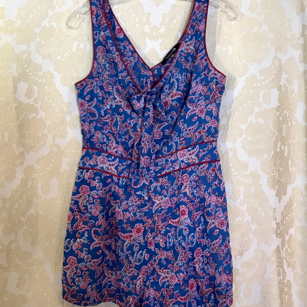 Beautiful romper with front tie bow detail - Picture 3 of 6